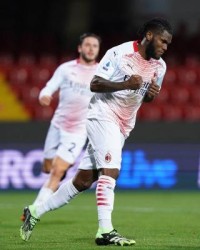 kaiyun-米兰命硬！红牌点球被围殴无所谓，榜首体验卡收回！