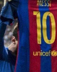 开云APP-45万美元！梅西绝杀皇马在伯纳乌晾的球衣拍卖了！