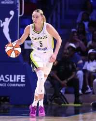 坎宁安抱怨佩奇每次都能得到哨子，佩奇回应：每个人都有权发表个人独特意见