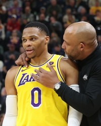 A-史密斯：湖人曾为詹姆斯引进威少并更换主帅 如今东契奇面临相似处境